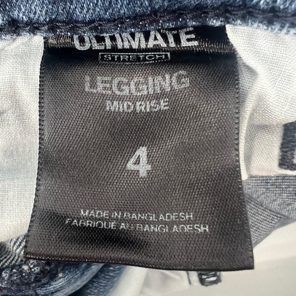 Express Ultimate Stretch Mid Rise Distressed Jean Leggings Size 4 Women’s - Picture 4 of 6